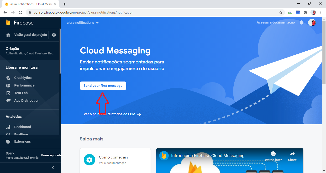 Tela do console de desenvolvedores Firebase exibindo um botão em inglês escrito “Enviar a sua primeira mensagem